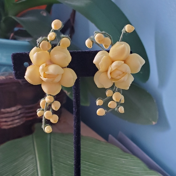 Jewelry - Yellow Vintage Flower Earrings
